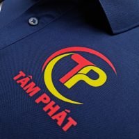 Hình in kỹ thuật số logo lên áo thun đồng phục polo bo trơn xanh đen