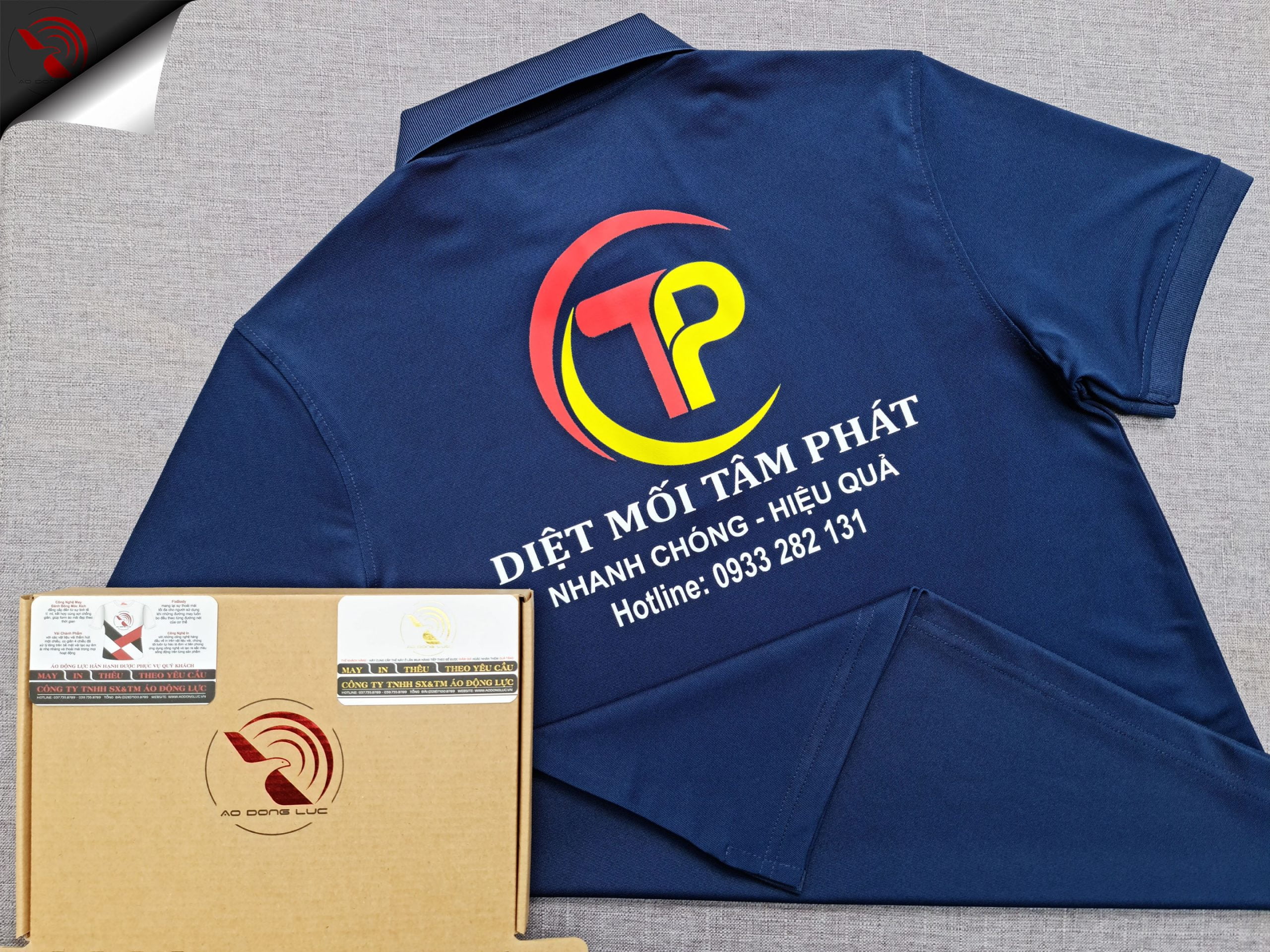 Đồng phục áo thun polo bo trơn xanh đen in kỹ thuật số logo