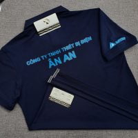 Đồng phục áo thun polo bo trơn xanh đen in decal