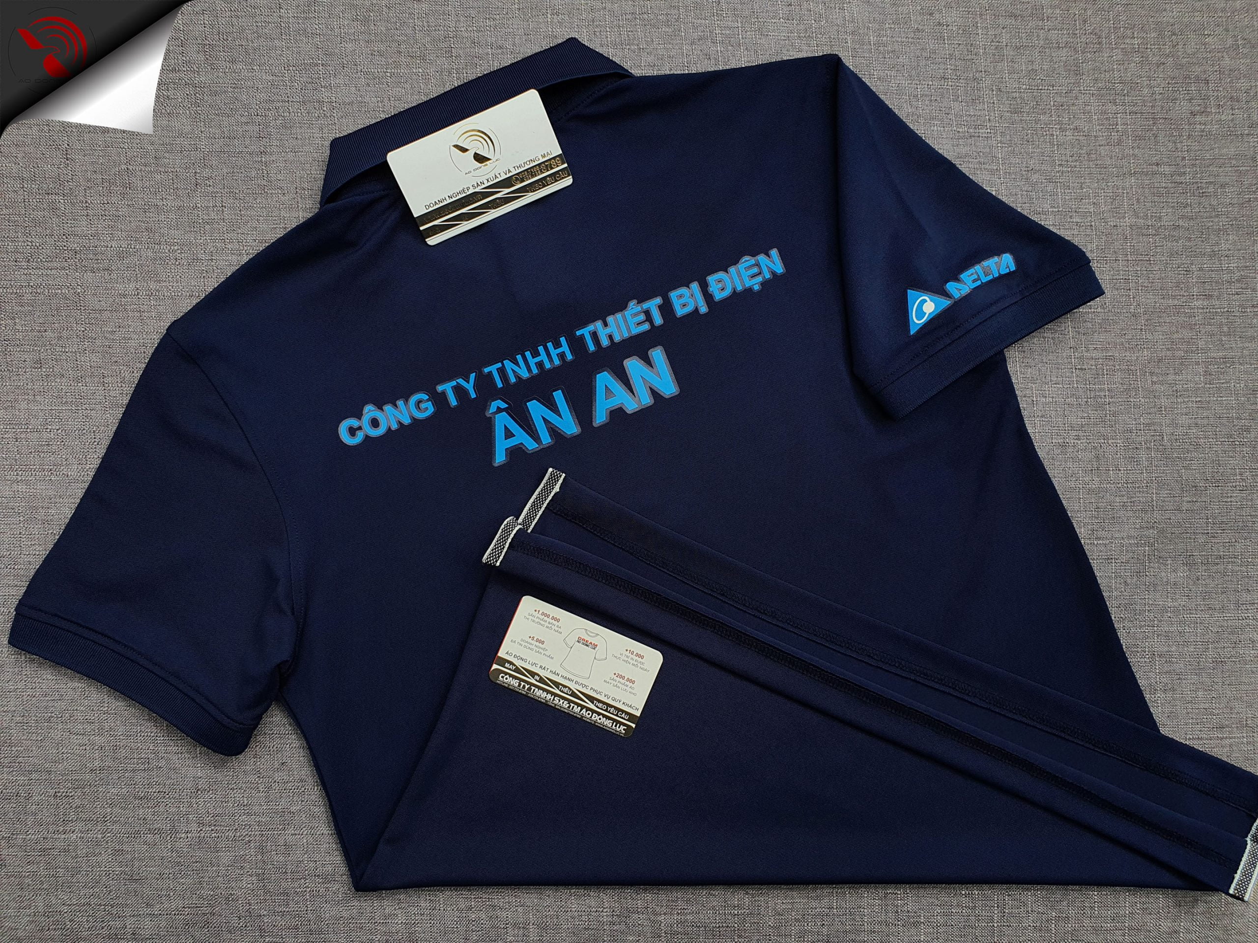 Đồng phục áo thun polo bo trơn xanh đen in decal
