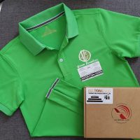 Đồng phục áo thun polo bo trơn màu xanh lá in decal logo
