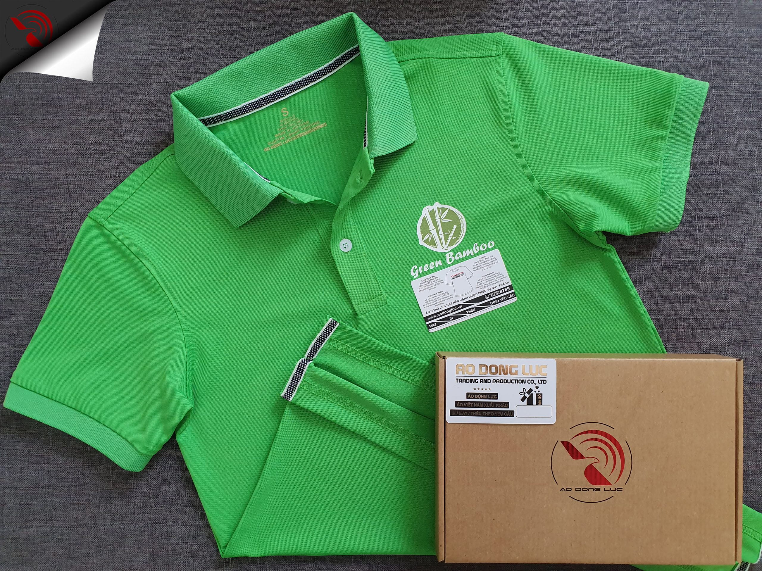 Đồng phục áo thun polo bo trơn màu xanh lá in decal logo