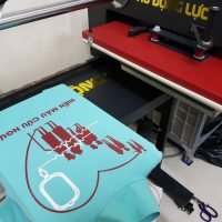 Hình in chuyển nhiệt kết hợp decal trên áo đồng phục polo xanh ngọc