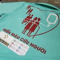 Đồng phục áo thun polo xanh ngọc phối đỏ in chuyển nhiệt kết hợp decal