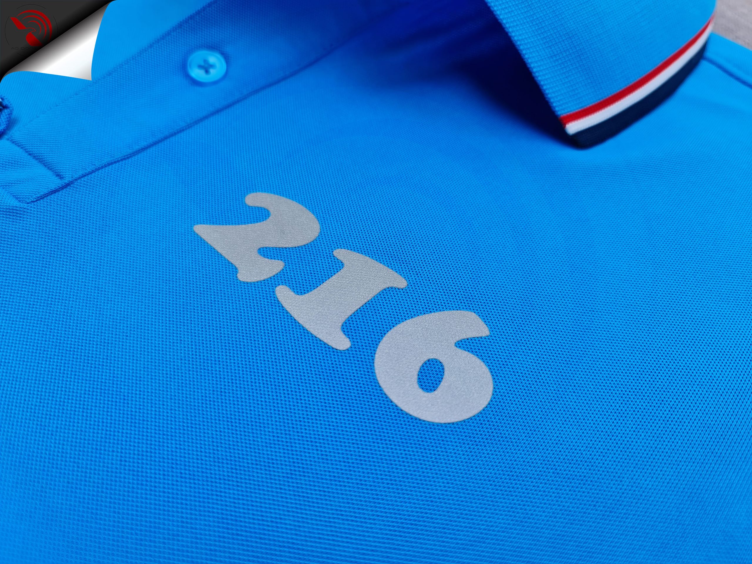 Hình in phản quang logo lên áo thun đồng phục polo xanh ya phối sọc
