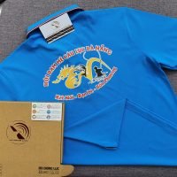 Đồng phục áo thun polo bo sọc màu xanh ya in decal logo