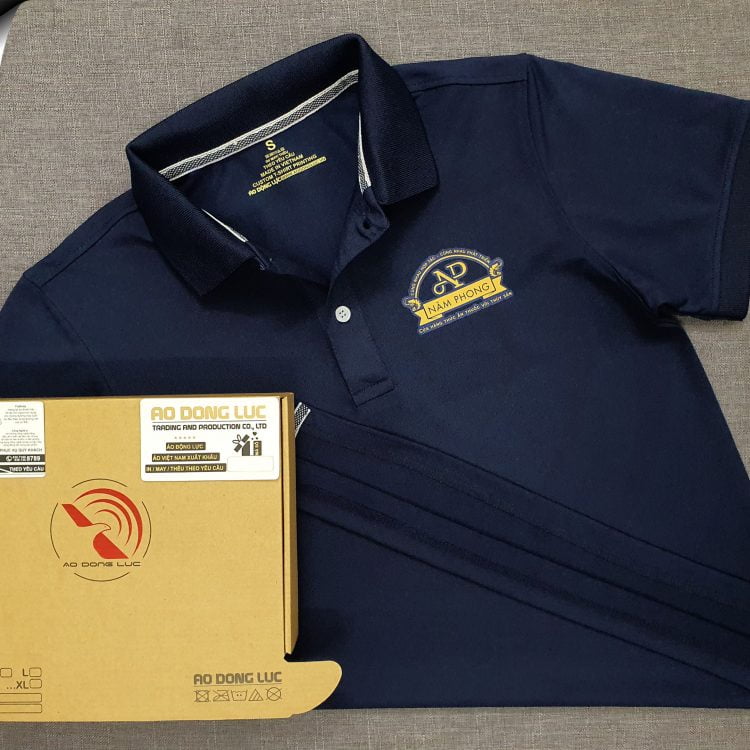 Đồng phục áo thun polo bo trơn màu xanh đen in decal