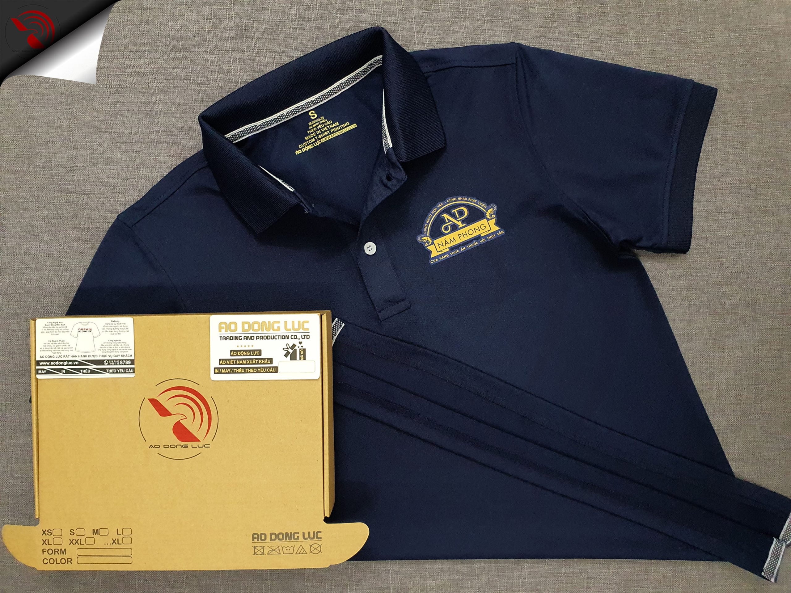 Đồng phục áo thun polo bo trơn màu xanh đen in decal