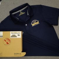 Đồng phục áo thun polo bo trơn màu xanh đen in decal