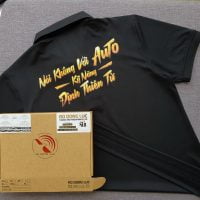 Đồng phục áo thun polo bo trơn màu đen in decal