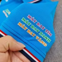 Đồng phục áo thun polo bo sọc màu xanh ya in kỹ thuật số logo