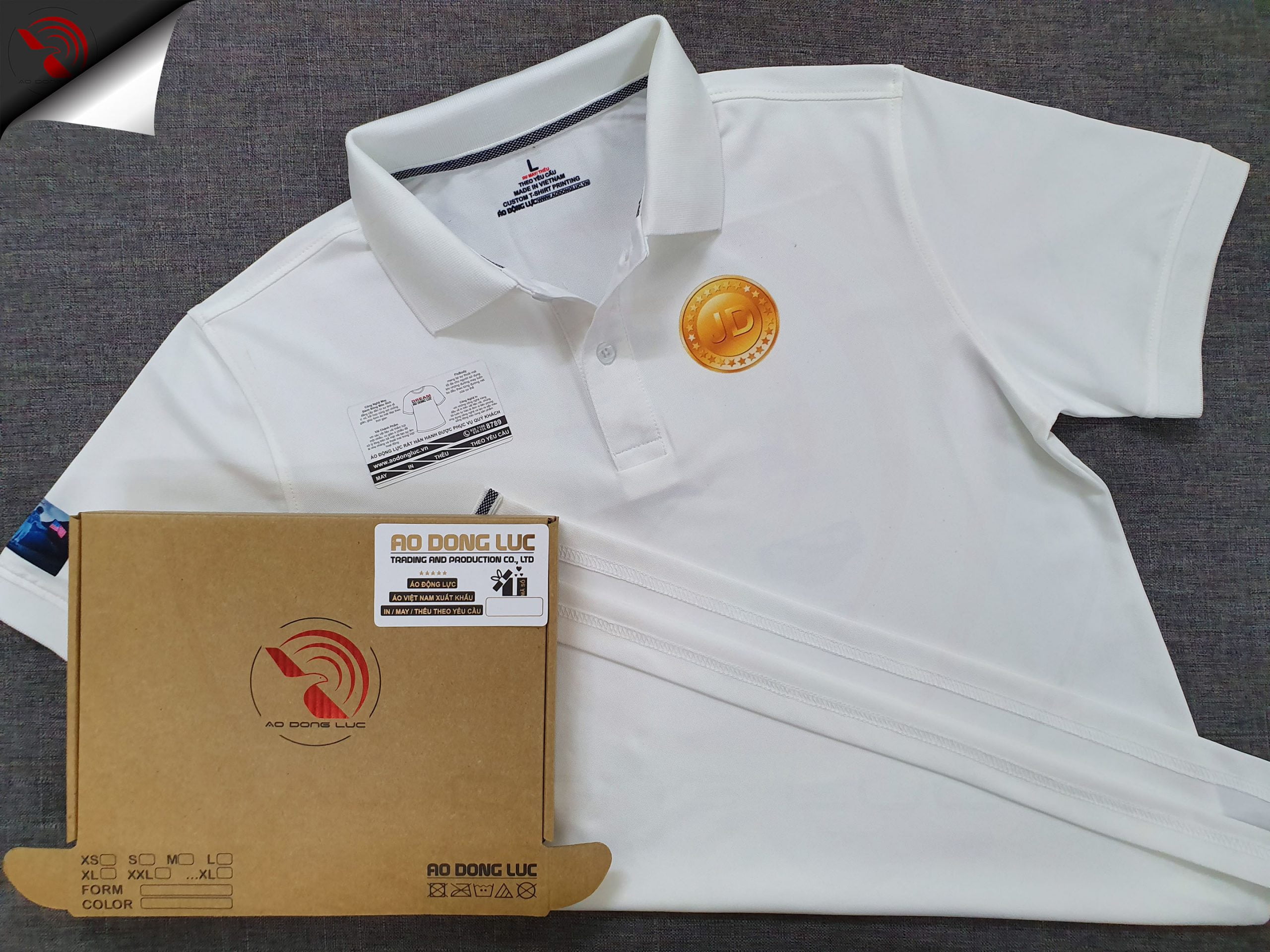 Đồng phục áo thun polo bo trơn màu trắng in chuyển nhiệt logo