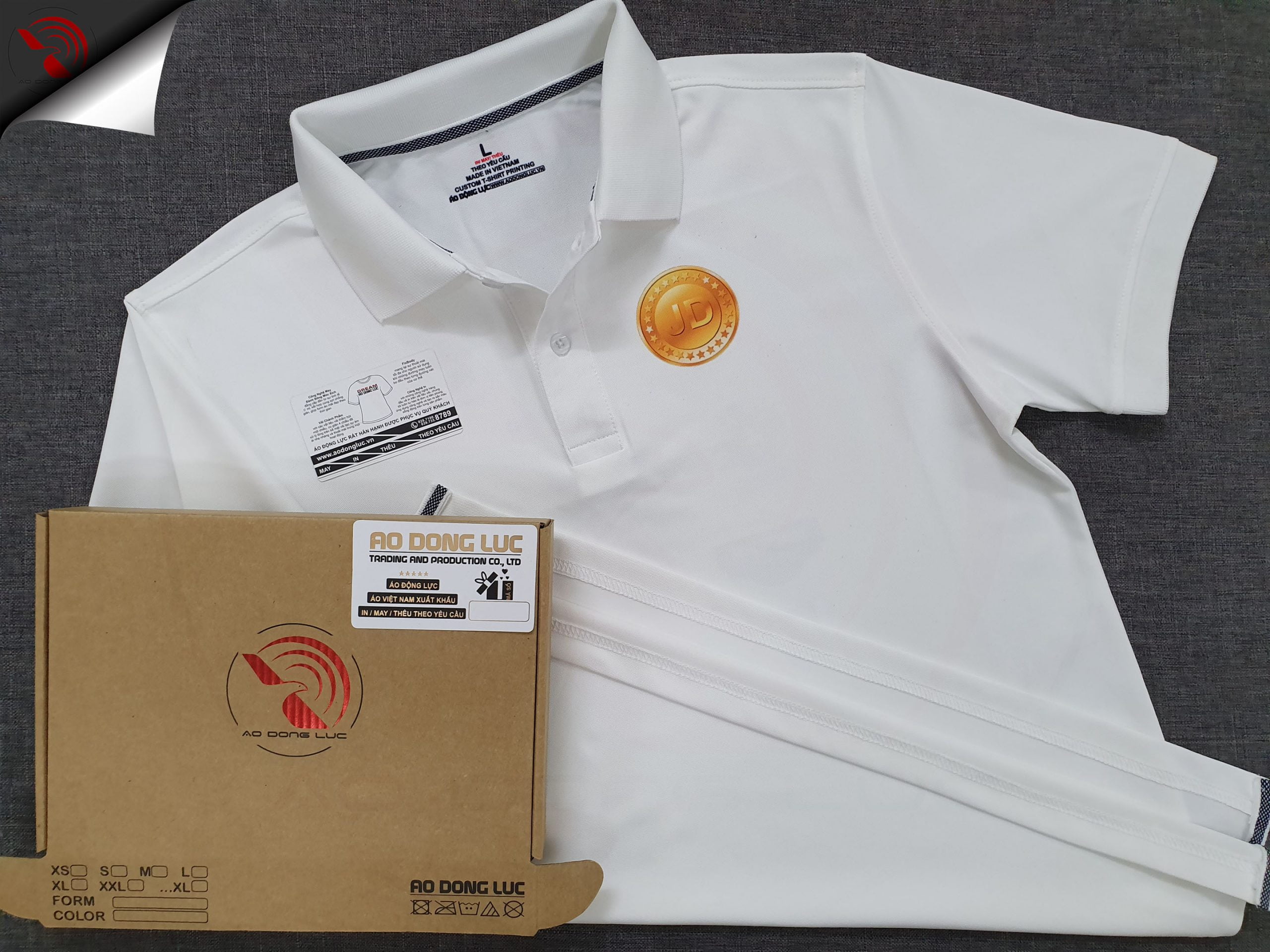 Đồng phục áo thun polo bo trơn màu trắng in chuyển nhiệt logo