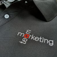Hình thêu vi tính logo lên áo thun đồng phục polo bo trơn màu đen