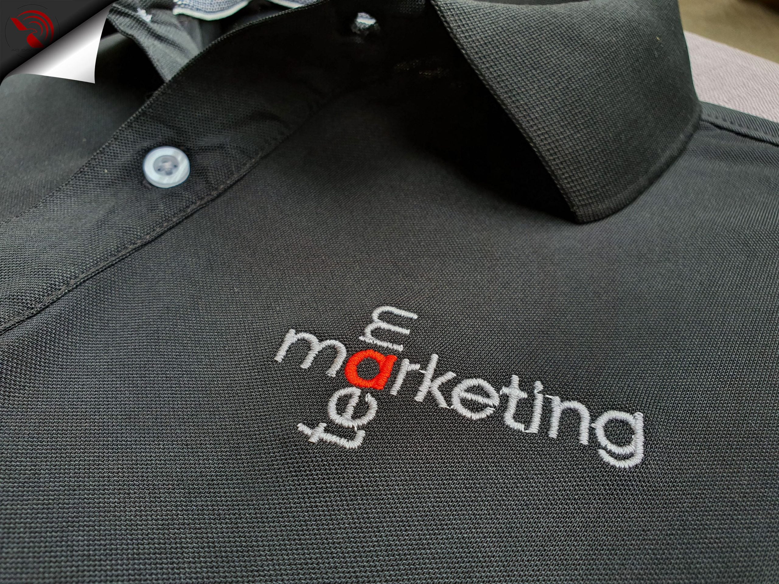 Hình thêu vi tính logo lên áo thun đồng phục polo bo trơn màu đen