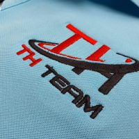 Hình thêu vi tính logo lên áo thun đồng phục polo bo sọc thiên thanh