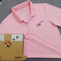 Đồng phục áo thun polo bo trơn màu hồng phấn in kỹ thật số logo
