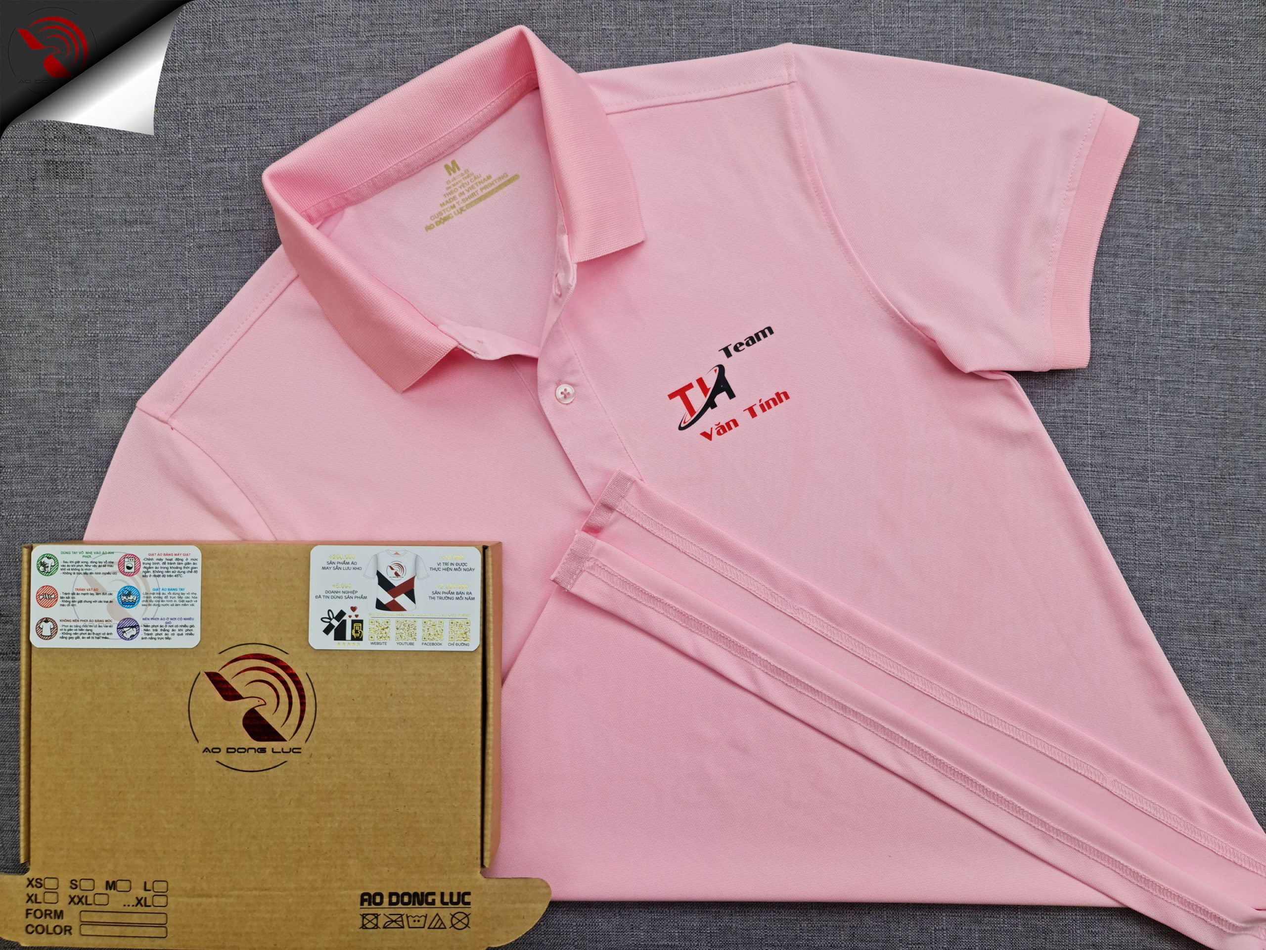 Đồng phục áo thun polo bo trơn màu hồng phấn in kỹ thuật số logo