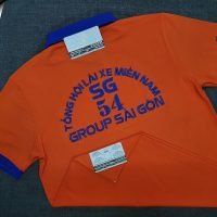 Đồng phục áo thun polo màu cam phối bo tay bo cổ trụ trong xanh bích thêu logo
