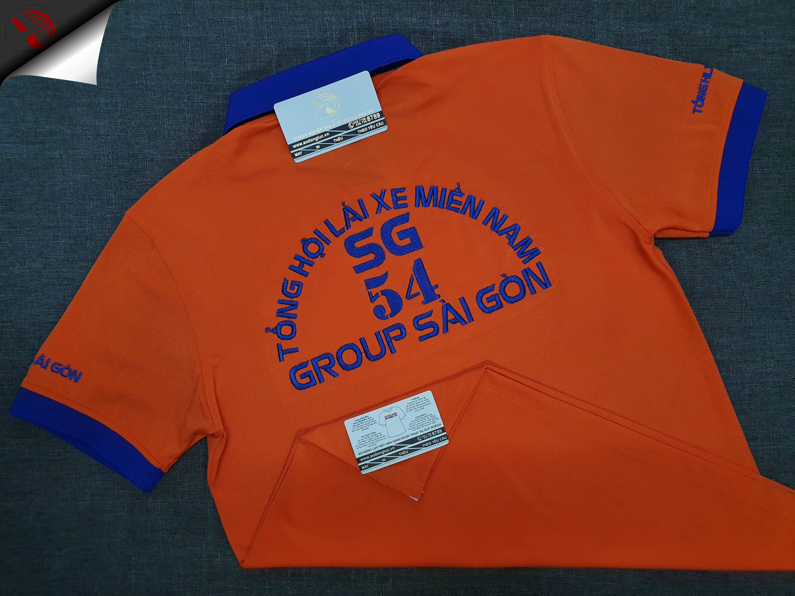Đồng phục áo thun polo màu cam phối bo tay bo cổ trụ trong xanh bích thêu logo