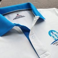 Đồng phục áo thun polo trắng phối bo tay bo cổ trụ trong xanh ya in chuyển nhiệt logo