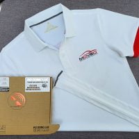 Đồng phục áo thun polo màu trắng may phối bo tay màu đỏ in chuyển nhiệt logo
