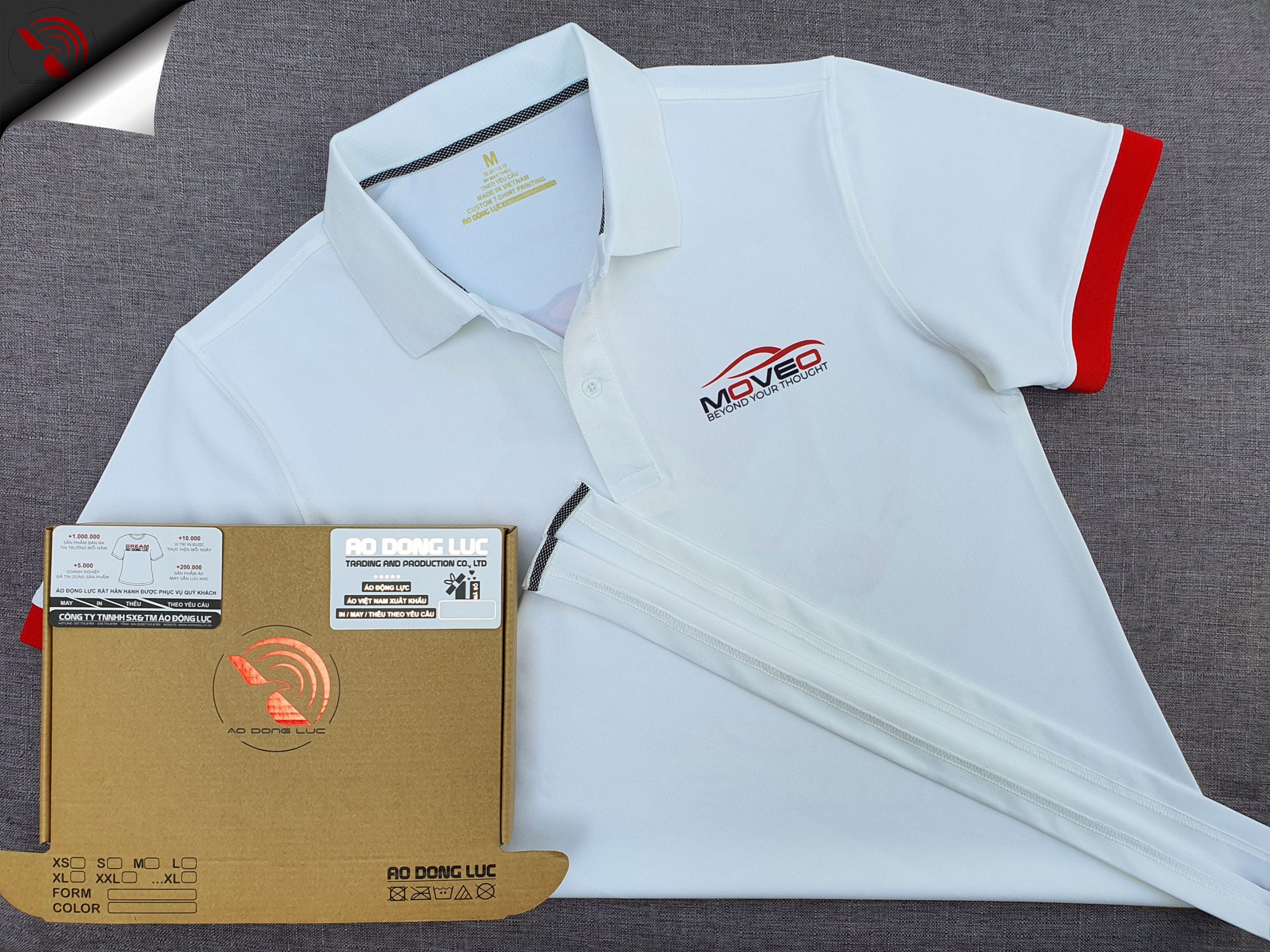 Đồng phục áo thun polo màu trắng may phối bo tay màu đỏ in chuyển nhiệt logo