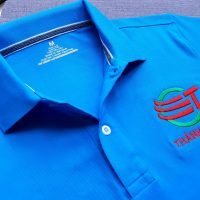 Đồng phục áo thun polo bo trơn màu xanh ya thêu logo