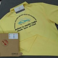 Đồng phục áo thun polo bo trơn màu vàng in decal