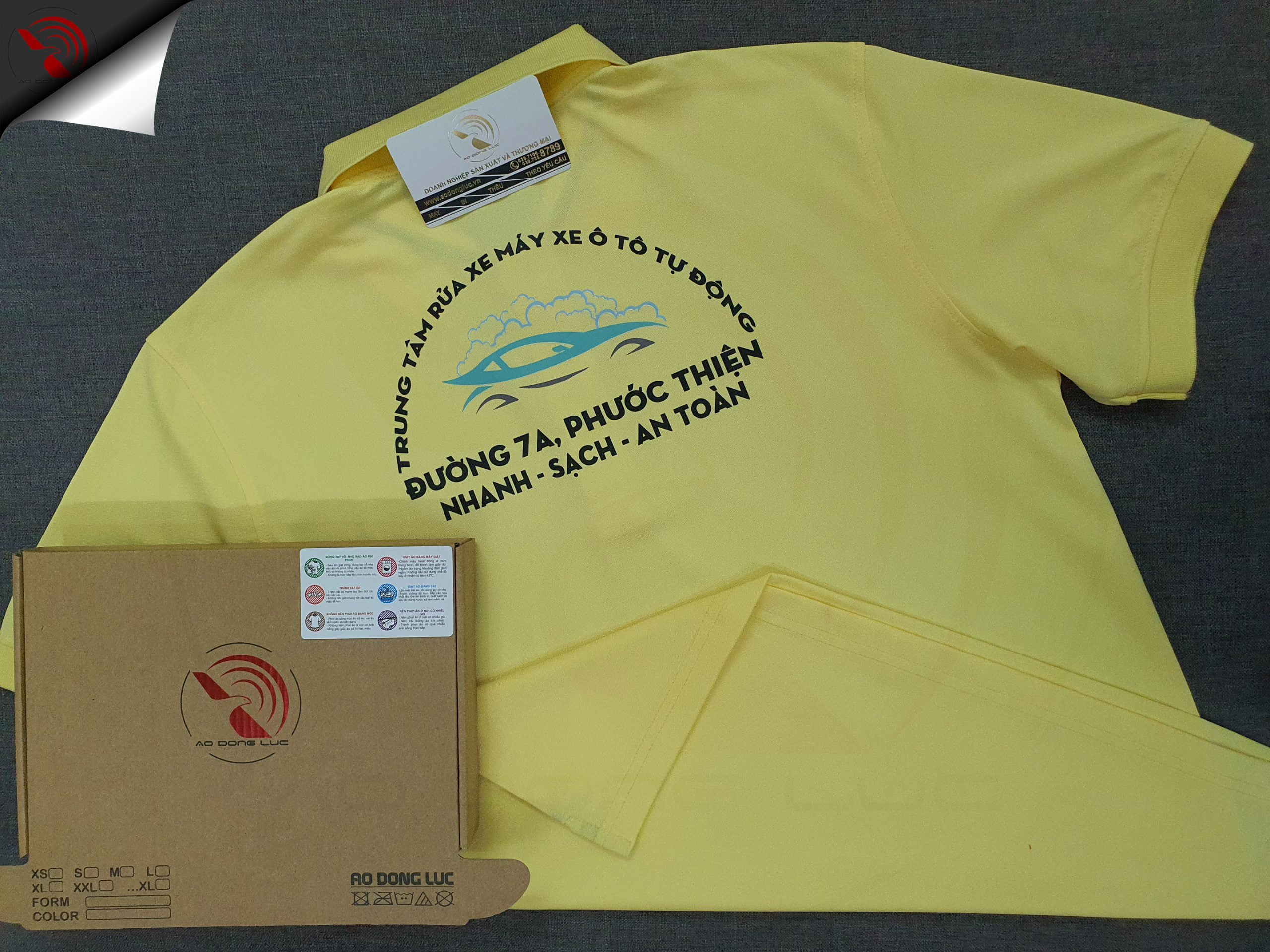Đồng phục áo thun polo bo trơn màu vàng in decal
