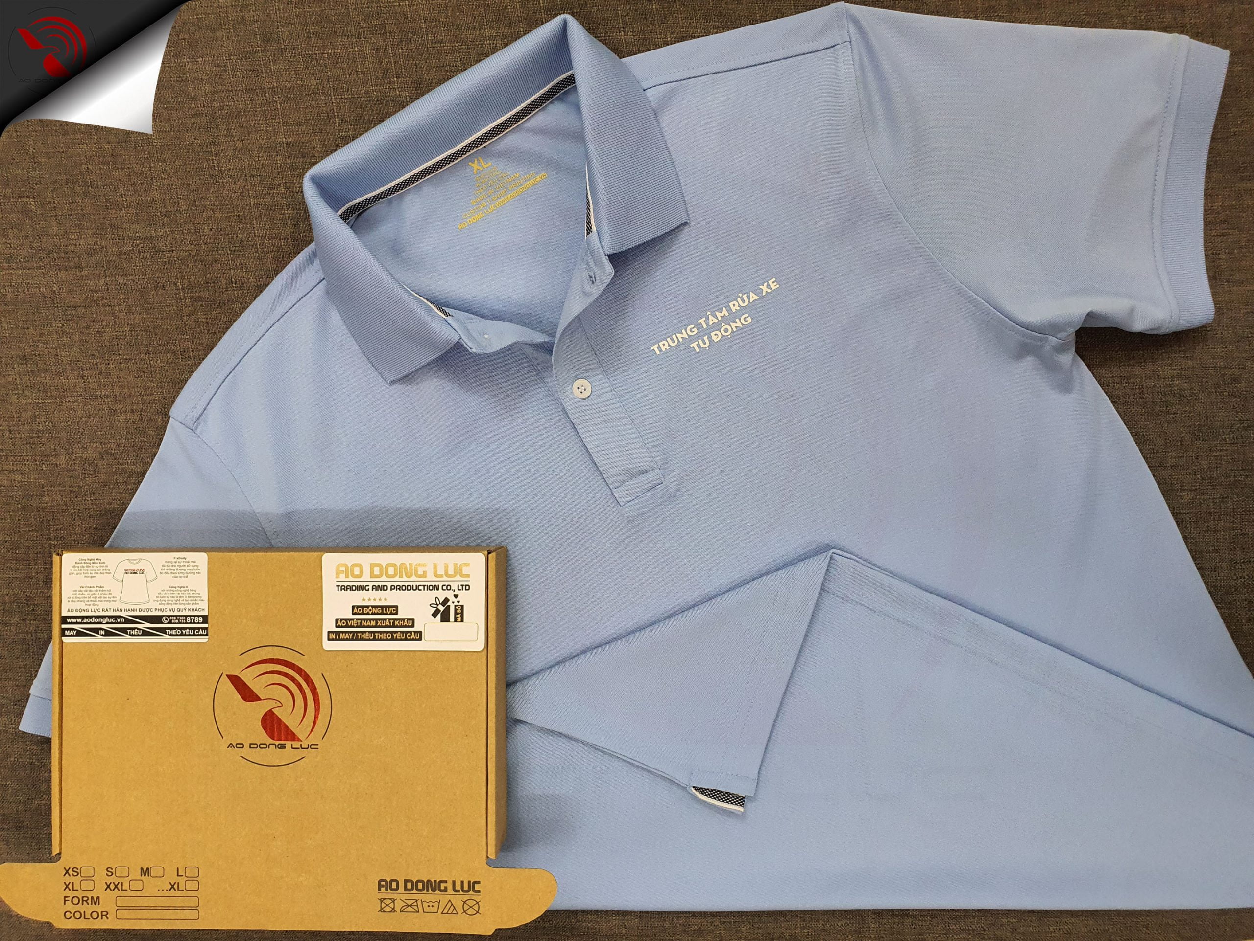 Đồng phục áo thun polo bo trơn xanh biển in decal logo