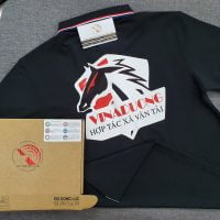 Đồng phục áo thun polo bo sọc màu đen in decal logo