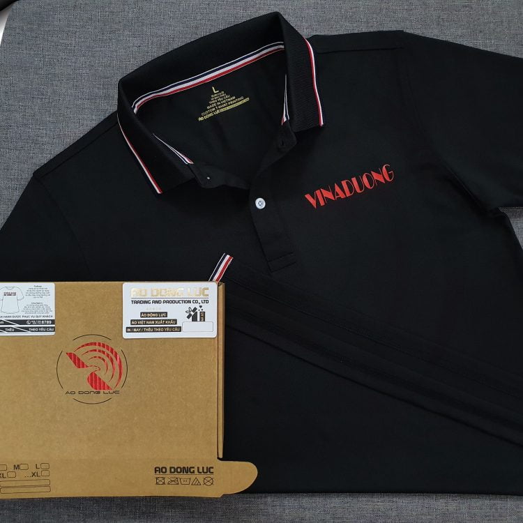 Đồng phục áo thun polo bo sọc màu đen in decal logo