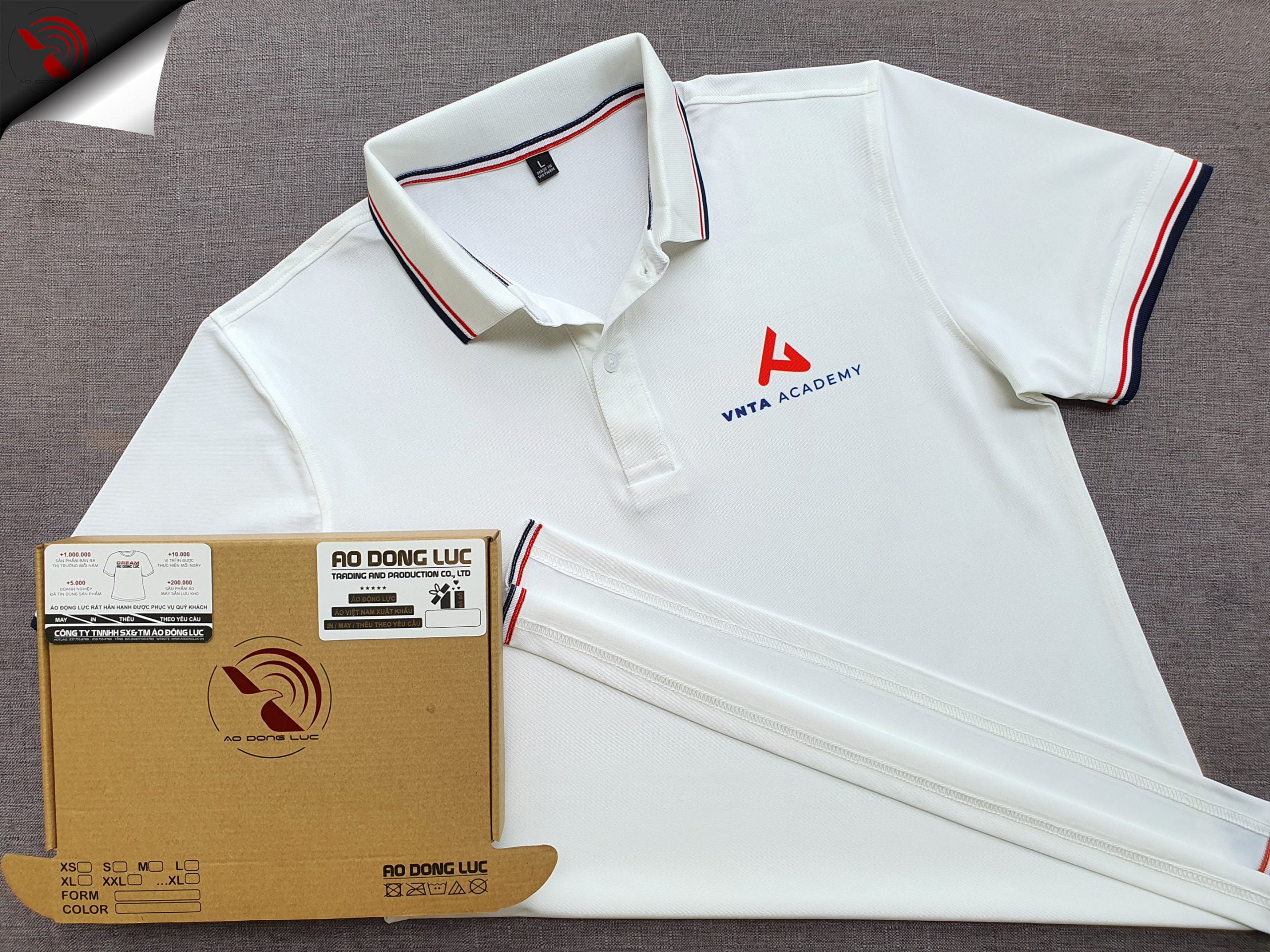 Đồng phục áo thun polo bo sọc màu trắng in chuyển nhiệt logo