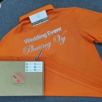 Đồng phục áo thun polo bo trơn màu cam in decal phản quang