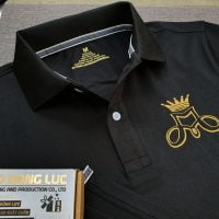 Đồng phục áo thun polo bo trơn đen in decal vàng đồng logo