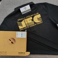 Đồng phục áo thun polo bo trơn đen in decal vàng đồng logo