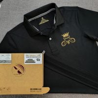 Đồng phục áo thun polo bo trơn đen in decal vàng đồng logo