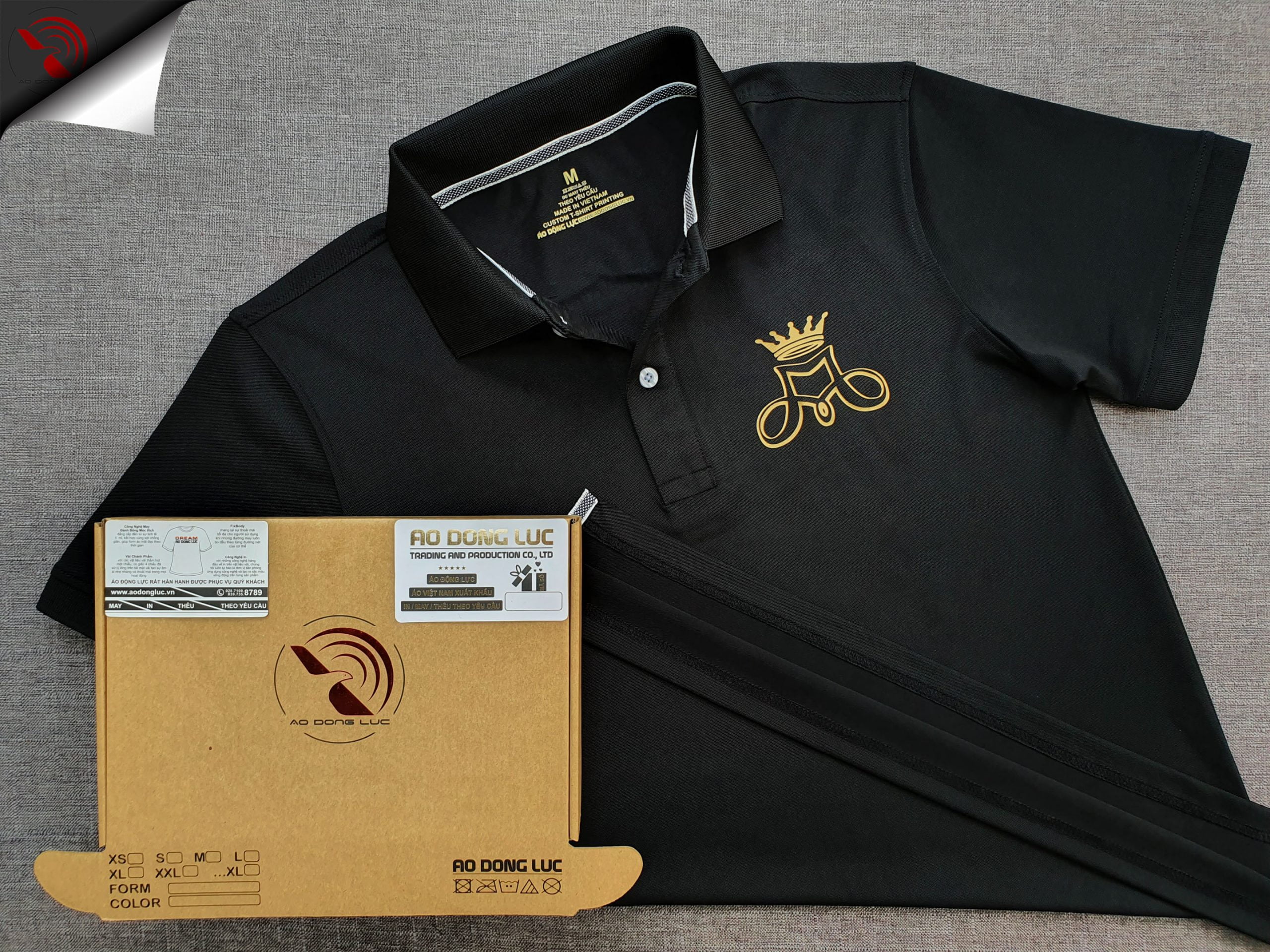 Đồng phục áo thun polo bo trơn đen in decal vàng đồng logo