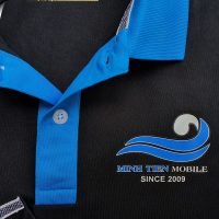 Hình in decal lên áo thun đồng phục polo màu đen phối xanh ya