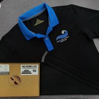 Đồng phục áo thun polo màu đen phối xanh ya in decal logo
