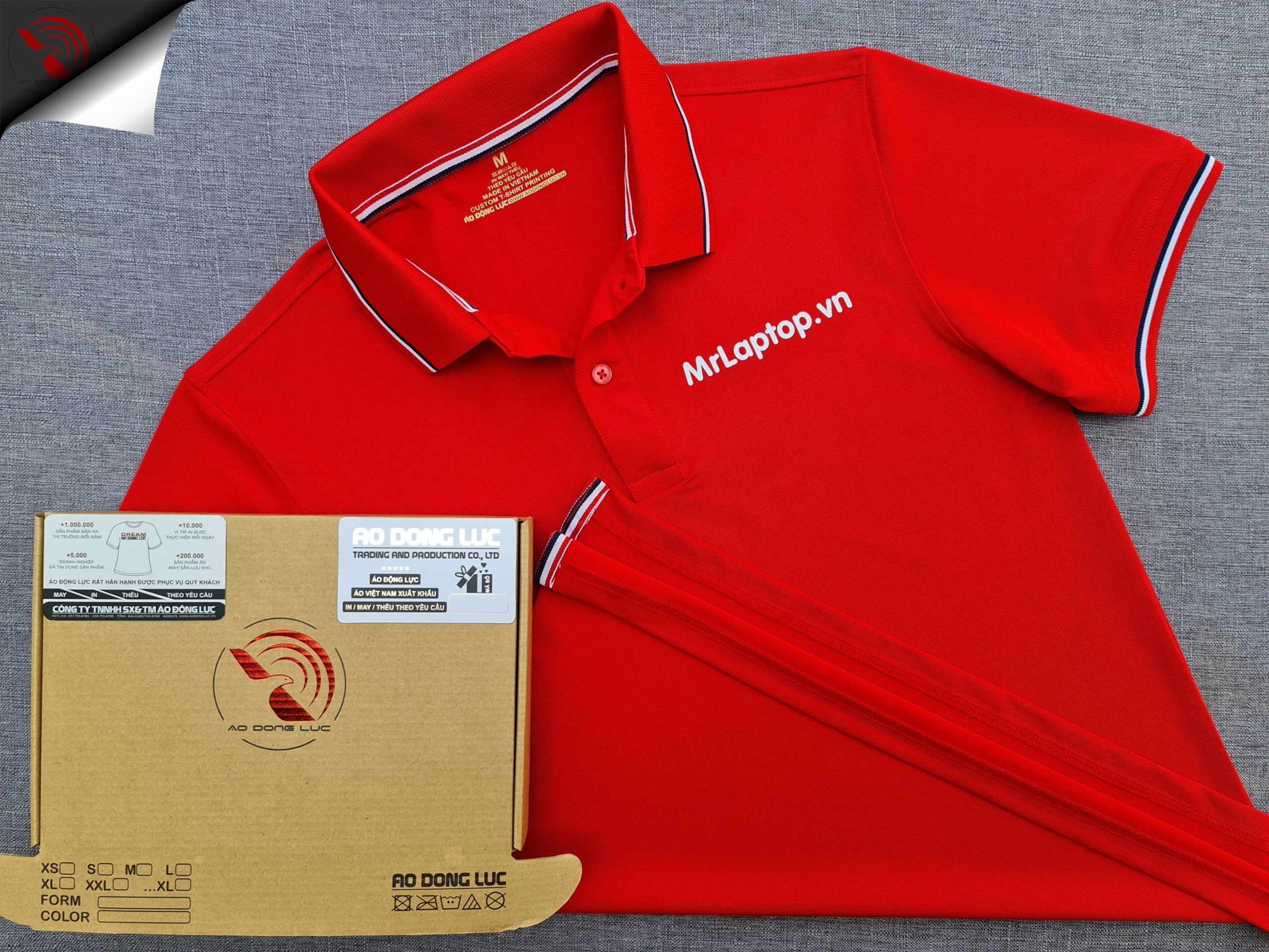 Đồng phục áo thun polo bo sọc màu đỏ in kỹ thuật số logo