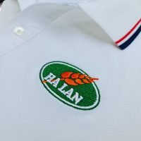 Hình thêu vi tính logo lên áo thun đồng phục polo màu trắng