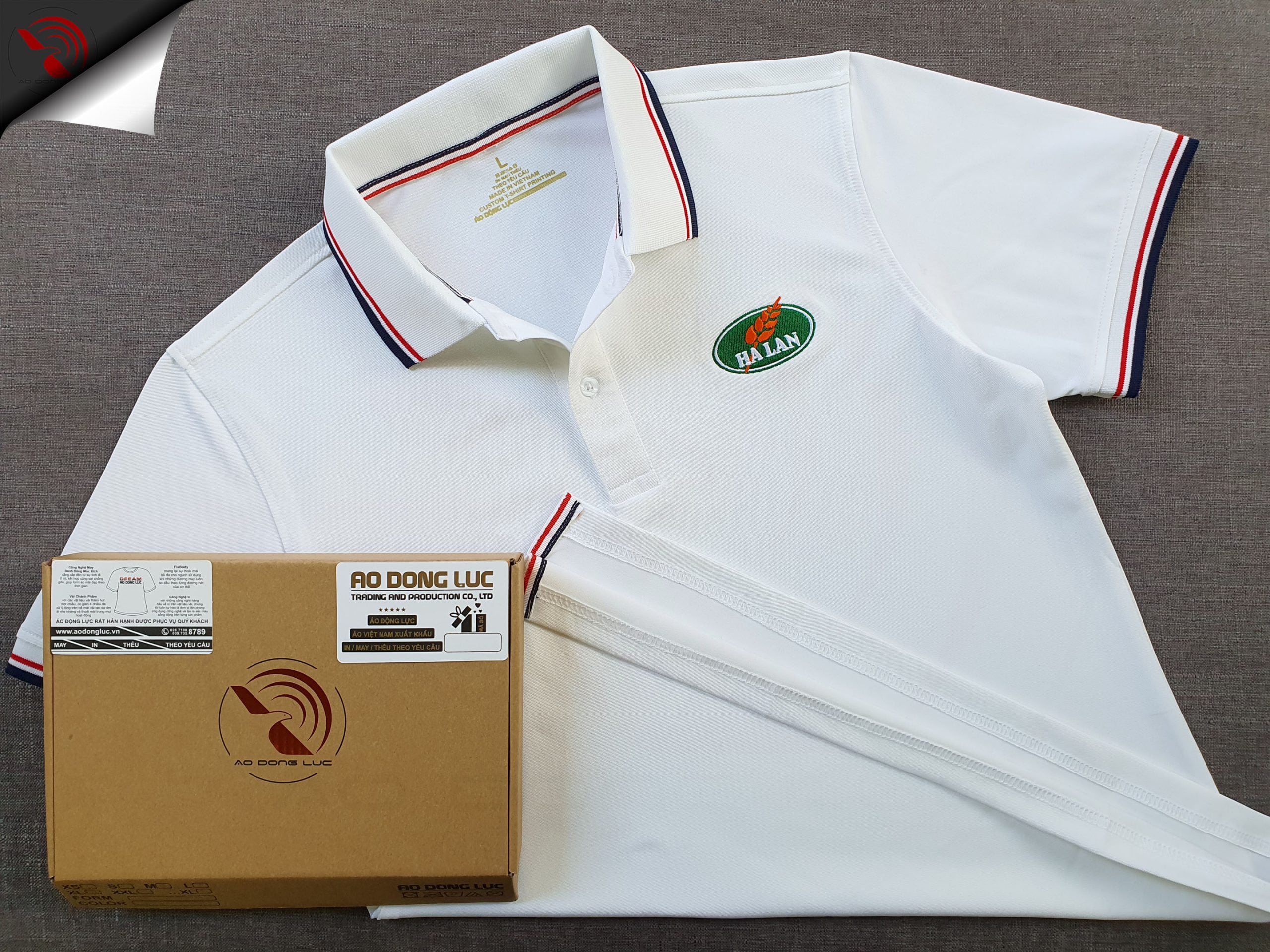 Đồng phục áo thun polo bo sọc màu trắng thêu logo ngực