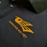 Hình in decal lên áo thun đồng phục polo màu đen