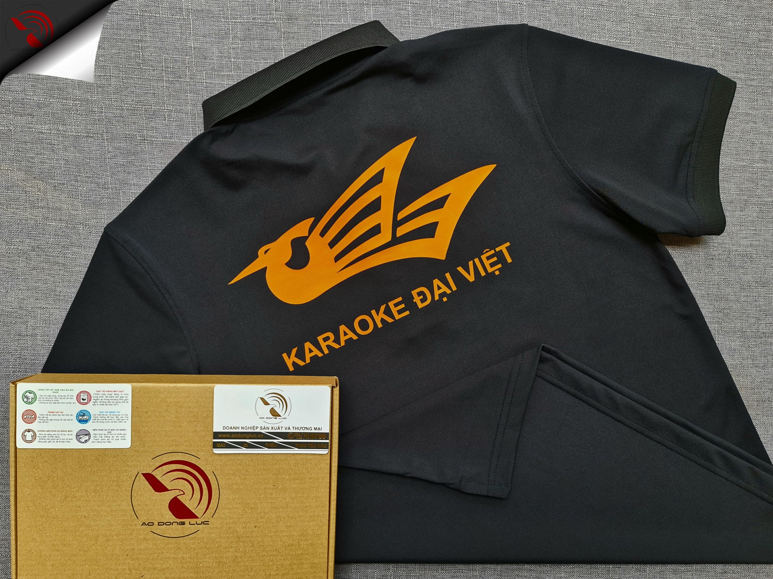 Đồng phục áo thun polo bo trơn màu đen in decal