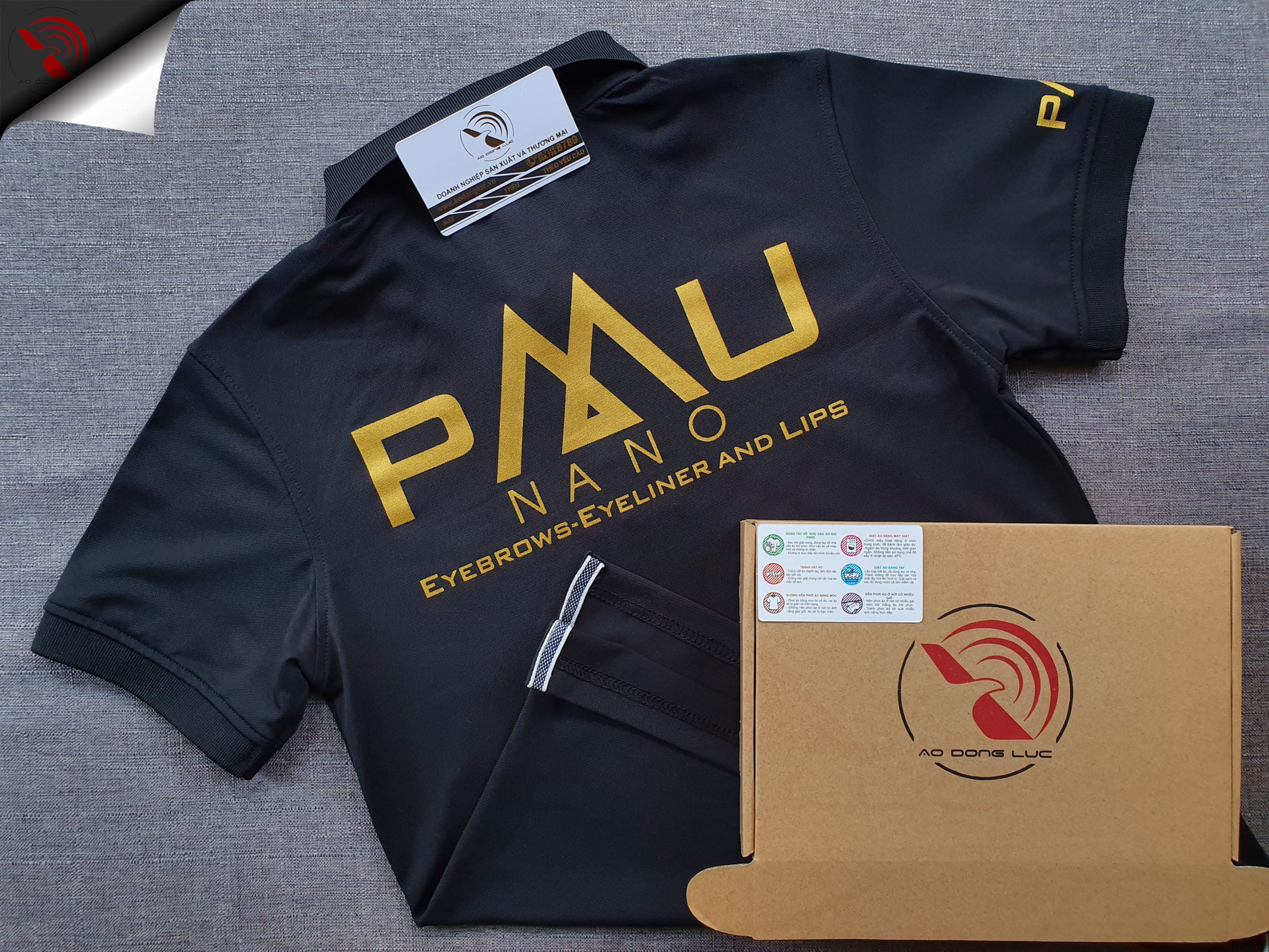 Đồng phục áo thun polo bo trơn màu đen in nhũ vàng logo