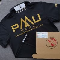 Đồng phục áo thun polo bo trơn màu đen in nhũ vàng logo