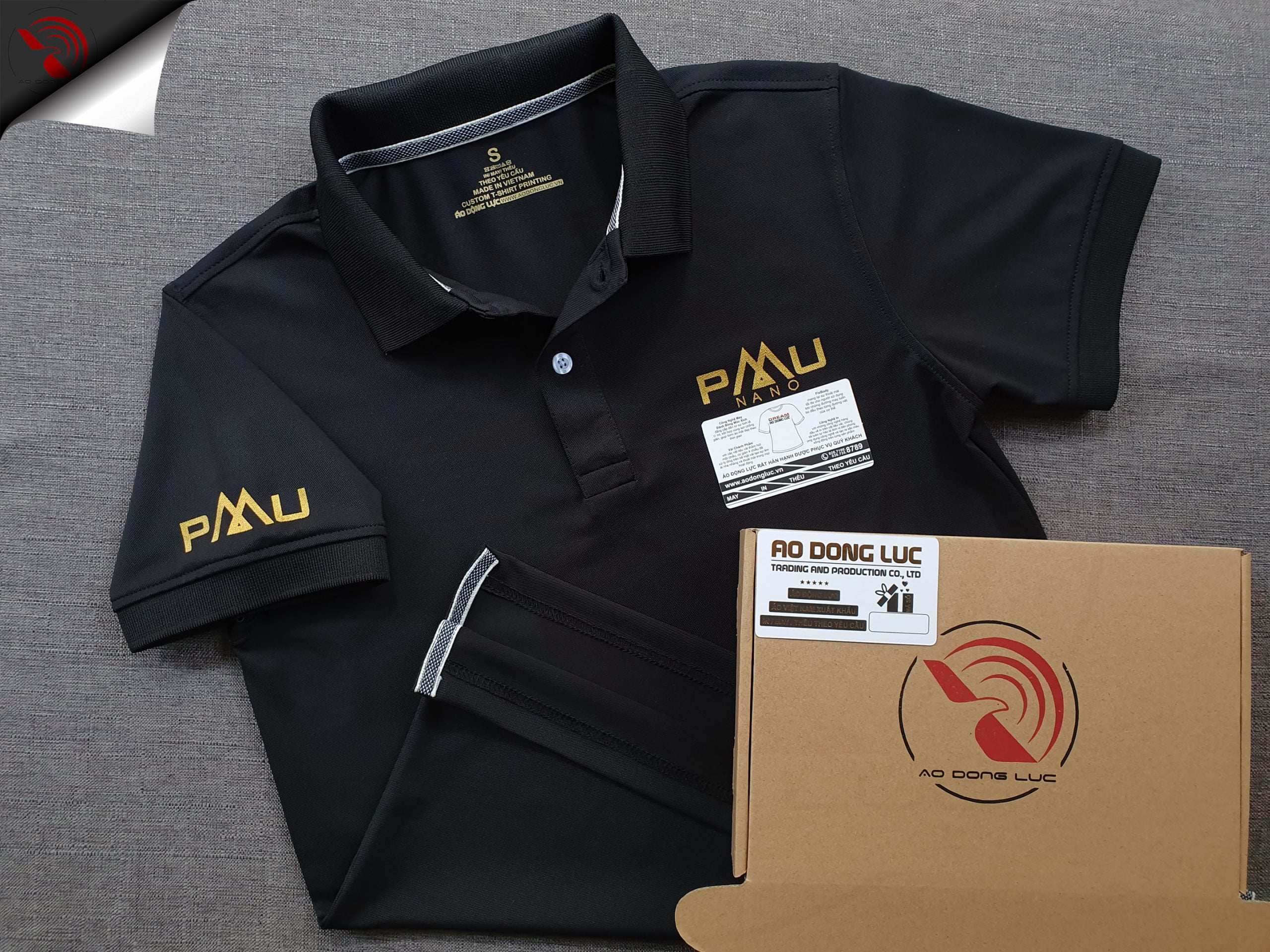 Đồng phục áo thun polo bo trơn màu đen in nhũ vàng logo