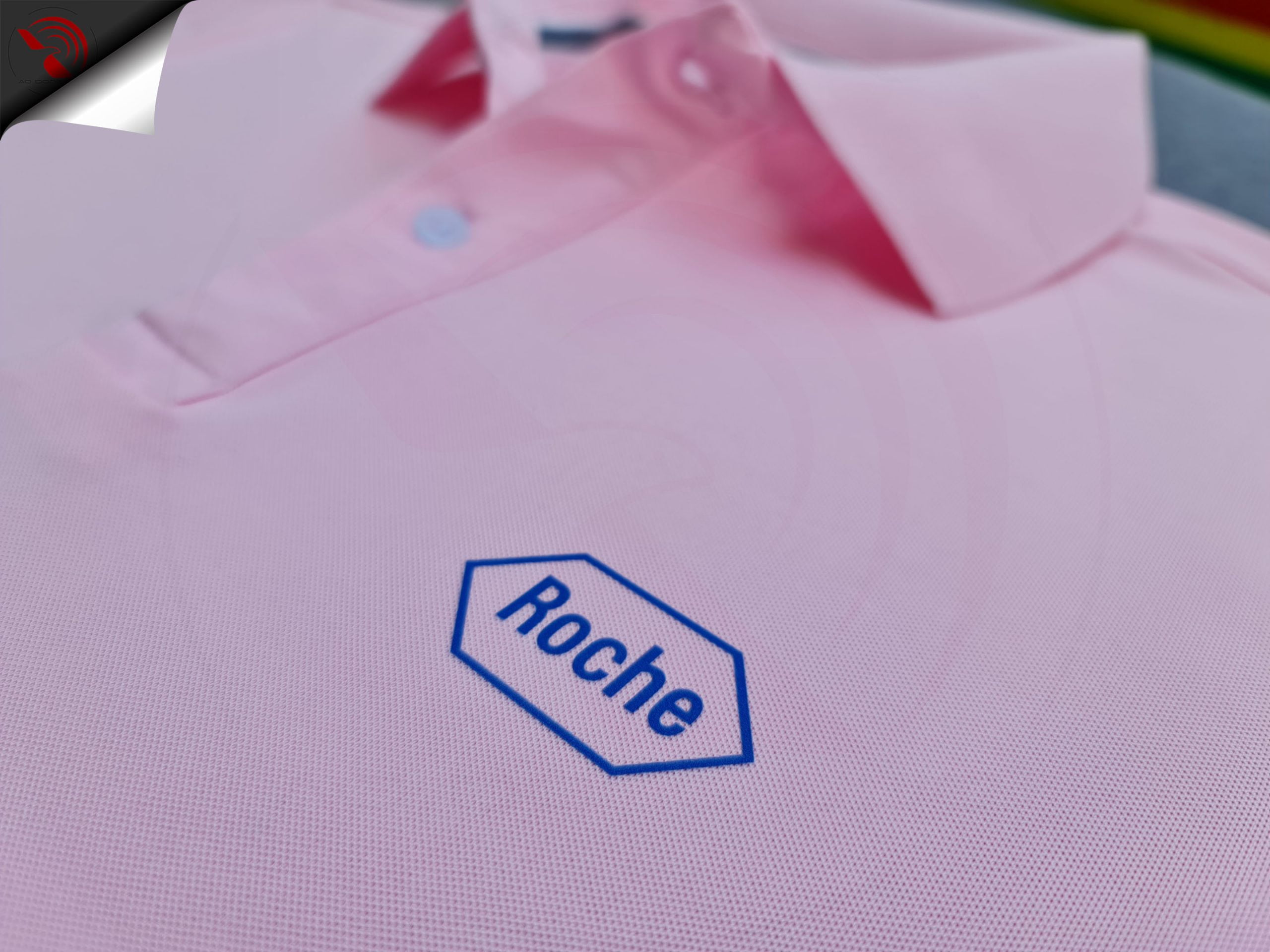 Hình in kỹ thuật số lên áo thun đồng phục polo bo trơn hồng phấn